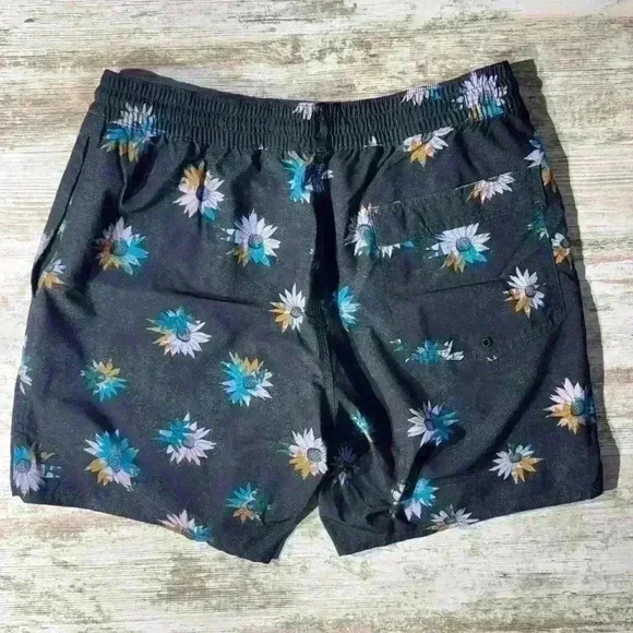 Volcom men’s‎ black with floral design swim trunks size large - Picture 3 of 5